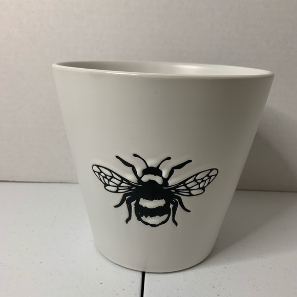 Mainstay Other - MAINSTAYS WHITE CERAMIC 6” BEE PLANTER POT HOLDER FLOWER POT